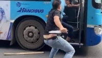 Hà Nội: Xôn xao clip hỗn chiến giữa phụ xe buýt và một người đàn ông