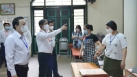 Bộ trưởng Bộ Giáo dục và Đào tạo Nguyễn Kim Sơn kiểm tra điểm thi Trường PTTH Chu Văn An