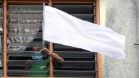 Tuyệt vọng vì dịch COVID-19, người dân Malaysia treo cờ trắng kêu cứu