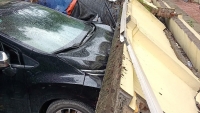 Hà Nội: Sập tường, 13 ô tô đang đỗ bị hư hỏng