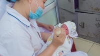 Yên Bái: Phát hiện bé trai sơ sinh bị bỏ rơi