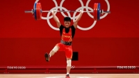 Vận động viên Trung Quốc đứng 1 chân nâng tạ phá kỷ lục Olympic Tokyo 2020
