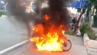 Châm lửa đốt xe máy khi bị đề nghị kiểm tra giấy đi đường