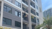Hà Nội: Người phụ nữ lơ lửng trên ban công chung cư cao tầng