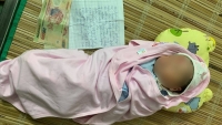 Vĩnh Phúc: Người dân phát hiện bé trai sơ sinh bị bỏ rơi cùng bức thư