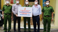 Hội Doanh nhân trẻ Việt Nam tặng kít xét nghiệm nhanh và khẩu trang cho Công an TPHCM