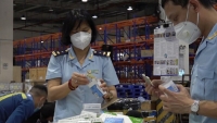 Hải quan bắt giữ hàng trăm hộp thuốc, thiết bị y tế chống dịch nhập khẩu trái phép