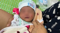Thanh Hóa: Phát hiện bé trai sơ sinh bị bỏ rơi dưới chân núi