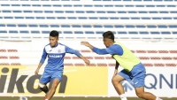 Cầu thủ CLB Than Quảng Ninh làm bảo vệ