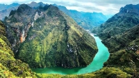 Ngắm dòng sông Nho Quế xanh biếc, dịu dàng giữa núi rừng trùng điệp