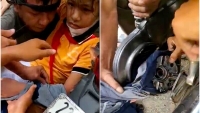 Căng thẳng giải cứu bé gái mặc áo chống nắng bị cuốn vào bánh xe máy