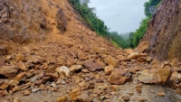 Sạt lở núi nghiêm trọng, hàng trăm khối đất đá vùi lấp quốc lộ tại Quảng Bình