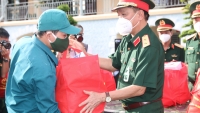 Bộ Quốc phòng trao tặng TP. HCM 100.000 phần quà, 4.000 tấn gạo