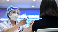 Quảng Bình: Nữ giáo viên tiêm 2 mũi vắc xin cách nhau 10 phút
