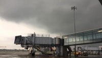 Loạt chuyến bay bị ảnh hưởng bởi mưa lớn kèm theo sấm sét