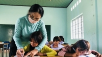 Gia Lai: Gánh nặng cơm áo gạo tiền, phụ huynh “khoán trắng” con cho giáo viên