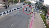 Người đàn ông nghi “ngáo đá” đạp đổ xe nhiều phụ nữ đang đi trên đường