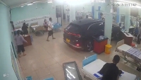 Ô tô đâm sập cửa kính, lao vào phòng cấp cứu Bệnh viện Nhi đồng Đồng Nai