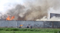 Cháy lớn khu nhà xưởng chứa nệm mút