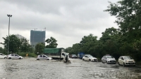 Đại lộ Thăng Long ngập như sông, giao thông tê liệt