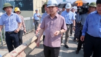Bộ trưởng Nguyễn Văn Thể trực tiếp chỉ đạo sửa chữa hư hỏng mặt cầu Thăng Long