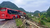 Hòa Bình: Tai nạn xe khách nghiêm trọng khiến 2 người tử vong, 14 người bị thương