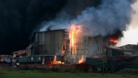 Hà Nội: Cháy lớn thiệu rụi hơn 1.000m2 kho xưởng tại huyện Hoài Đức