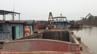 Hà Nội: Xử lý một tàu lợi dụng trời tối khai thác cát trái phép trên sông Hồng