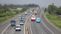 Đường cao tốc hiện chiếm chưa đến 2.000km trên tổng số hơn 630.000km đường bộ.