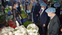 Hà Nội: Siết chặt quản lý hàng hóa, an toàn thực phẩm tại chợ Long Biên