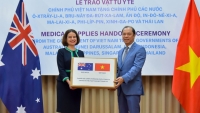 Việt Nam tặng vật tư y tế hỗ trợ 8 nước phòng, chống Covid-19