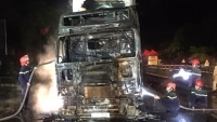 Nghệ An: Xe container chở hoa quả cháy dữ dội giữa đêm trên quốc lộ