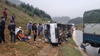 Sơn La: Lật xe khách trên QL6, ít nhất 1 người chết