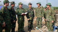 Lãnh đạo Báo Quân đội nhân dân thăm, động viên phóng viên làm nhiệm vụ tại sân bay Miếu Môn