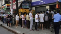 Ngân hàng đóng cửa hàng loạt, người dân Myanmar đổ xô đi rút tiền sau đảo chính
