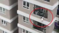 Sau vụ cháu bé rơi từ tầng 12 chung cư: Chủ nhà có được gia cố ban công hoặc mặt ngoài căn hộ?