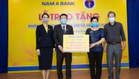 Nam A Bank trao tặng 2 phòng cách ly áp lực âm và 40 giường y tế chống dịch covid-19