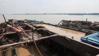 Lợi dụng dịch bệnh Covid-19, hai tàu “khủng” khai thác cát trái phép trên sông Hồng