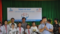 FC báo chí Thanh Hóa trao xe đạp cho học sinh nghèo