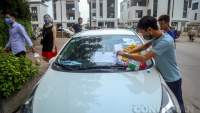 Hà Nội: Hàng loạt ô tô bị phủ kín băng keo, giấy dán trên kính