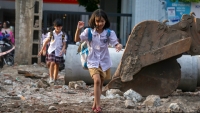 Cổng trường Tiểu học Chu Văn An: Học sinh vui đùa trên công trường lởm chởm thép