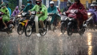 Hà Nội: Nhiều phương tiện phải bật đèn xe di chuyển do mưa lớn và chiều tối