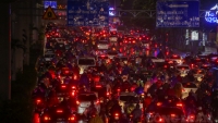 Hà Nội: Hàng nghìn phương tiện chôn chân, ùn tắc ở nhiều tuyến phố trong cơn mưa lớn giờ tan tầm