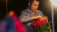 Trước ngày 20/10: Tấp nập người dân đến mua hoa vào nửa đêm tại chợ hoa lớn nhất Hà Nội