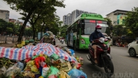 Hà Nội: Người dân chặn xe vào bãi rác Nam Sơn, nhiều tuyến phố Thủ đô ùn ứ rác thải