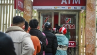 Nghệ An: Người dân sốt ruột xếp hàng rút tiền tại cây ATM ngày cuối năm