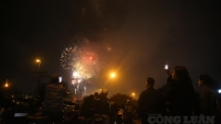 Nhìn lại những khoảnh khắc người dân Hà Nội ngắm pháo hoa, đón chào năm mới