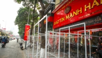 Hà Nội: Các cửa hàng vàng, bạc lắp vách ngăn chống dịch trước ngày Vía Thần Tài
