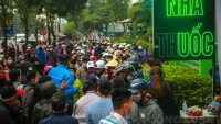 Hà Nội: Người dân xếp hàng dài hàng chục mét, chờ nhận nông sản Hải Dương với giá 0đ
