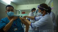Hà Nội: Tiêm vắc xin Covid -19 cho 30 nhân viên y tế của Bệnh viện Thanh Nhàn